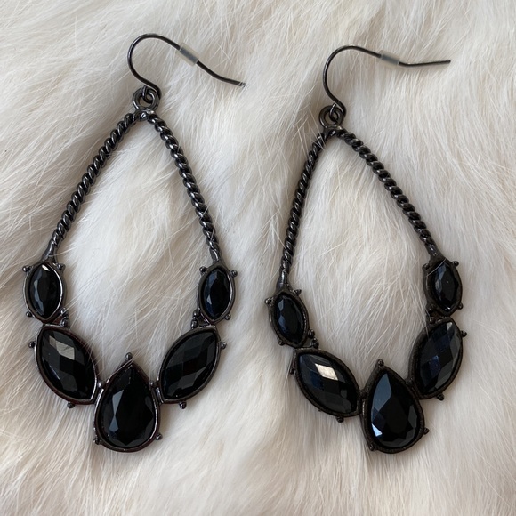Jewelry - NWOT Black dangling earrings
